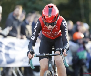 Peloton miskijkt zich gruwelijk op vroege vlucht: de Belgische(!) winnares van de Omloop is zo mogelijk een nog grotere verrassing