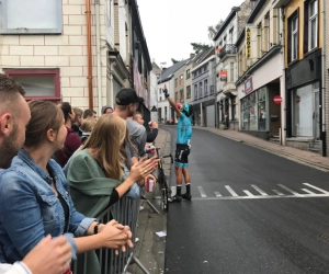 Spektakel in Wetteren: renner met gebroken wiel kan criterium uitrijden èn winnen na frisse pint van supporters!