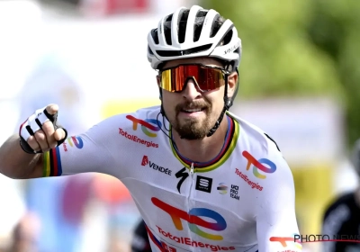 🎥 Ex-wielerlegende doet niet onder voor zingende Van Aert: showman Peter Sagan is terug van nooit weggeweest!