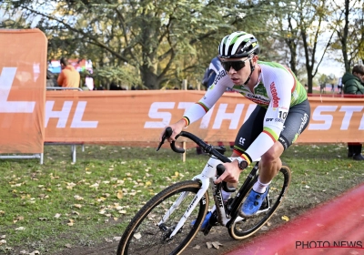 Sweeck moest het doen bij afwezigheid Van der Poel en verrast met kritische opmerking: "Niet zoals op BK tegen Van Aert"