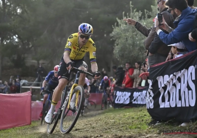 🎥 Komen ze allemaal voor Wout van Aert? Benidorm loopt storm, met ellenlange rijen vanaf 's ochtends vroeg