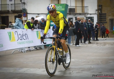 Van Aert haalt wel voor een héél verrassende naam de kastanjes uit het vuur: "Dat was echt super, Wout is een rolmodel"