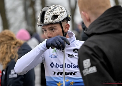 🎥 Thibau Nys zorgt voor hilariteit in Gavere met opvallend moment: "Een beginnersfoutje"