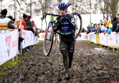 🎥 Schokkend moment! Van der Haar doet het opnieuw en duwt schouder in de kom op aparte wijze: "Chirurg op de fiets"