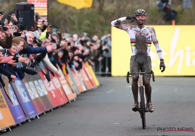 🎥 Remco Evenepoel krijgt hulp van Mathieu van der Poel voor mooi verjaardagscadeau