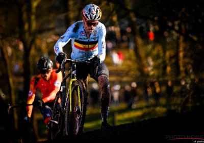 Kwam Nederlander op WK in de weg rijden van Wout van Aert? "Veel gezegd, maar je weet dat hij de favoriet is met Mathieu"