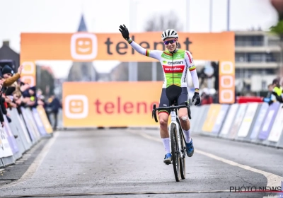 🎥 Met mooie boodschap van Van der Poel: afscheidnemende Cant prachtig in de bloemetjes gezet