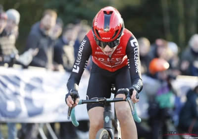 Peloton miskijkt zich gruwelijk op vroege vlucht: de Belgische(!) winnares van de Omloop is zo mogelijk een nog grotere verrassing