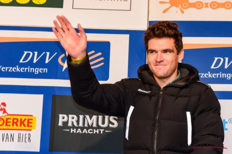 Van Avermaet loopt nog steeds met krukken: "Ik hang op training ook een beetje achteraan"