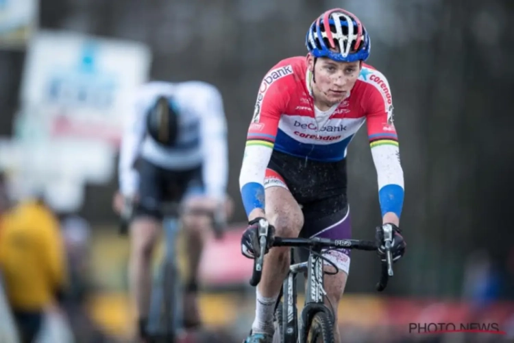 Van der Poel laat Van Aert in slotronde achter en wint razendsnelle Scheldecross