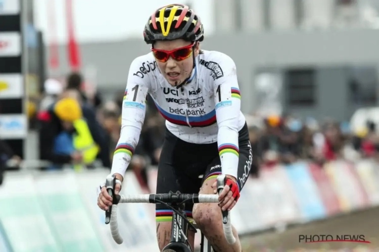 Wereldkampioene Sanne Cant showt haar regenboogtrui in Middelkerke