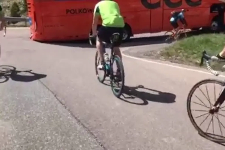 VIDEO: Bus CCC rijdt zich hopeloos vast in Giro