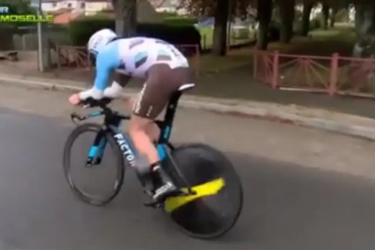 Hallucinant, net als bij Niki Terpstra in Parijs-Roubaix breekt het stuur van deze jonger renner af en komt hij akelig ten val