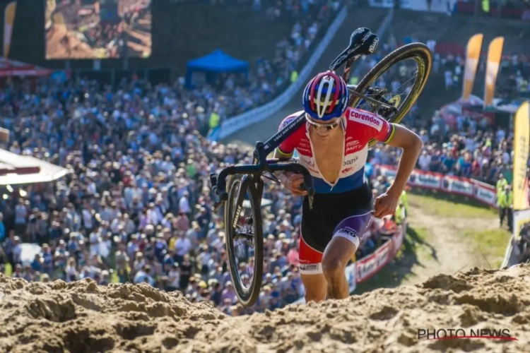 Van der Poel steekt er ook met 'voetbalarm' bovenuit en pakt 9e zege