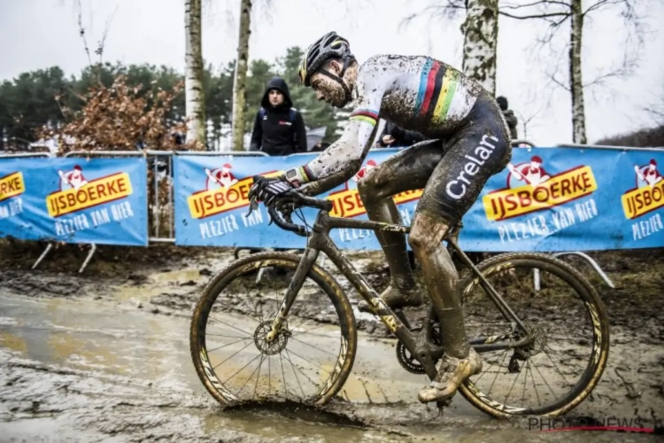 Van Aert ziet de bui al hangen: "Van der Poel rijdt twintig seconden sneller dan de rest"