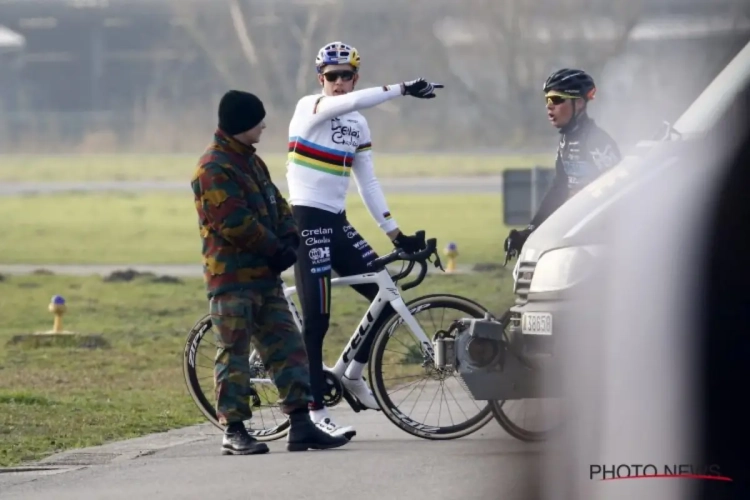 ? Helikopter verstoorde de voorbereiding van Wout van Aert op het BK, die bijna de start miste