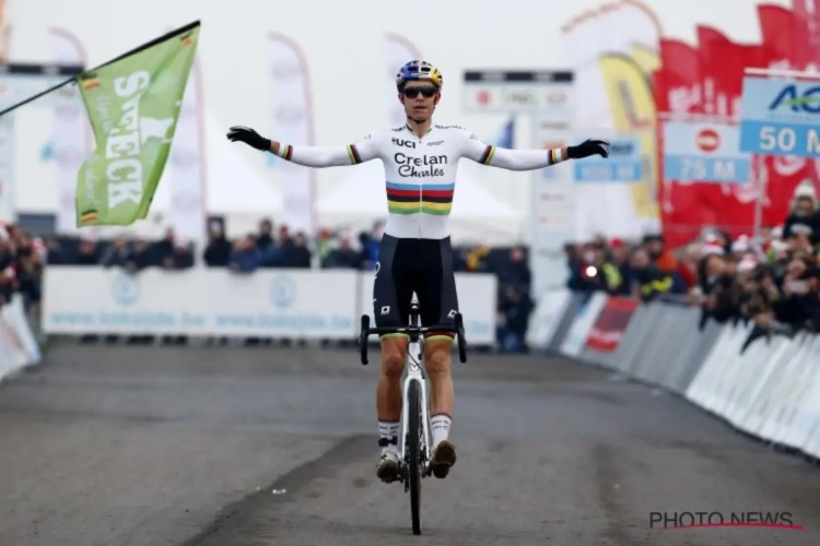 Wat een spankracht! Sweeck legt Van Aert het vuur aan de schenen, maar die laatste kroont zich toch tot BK-koning van het zand