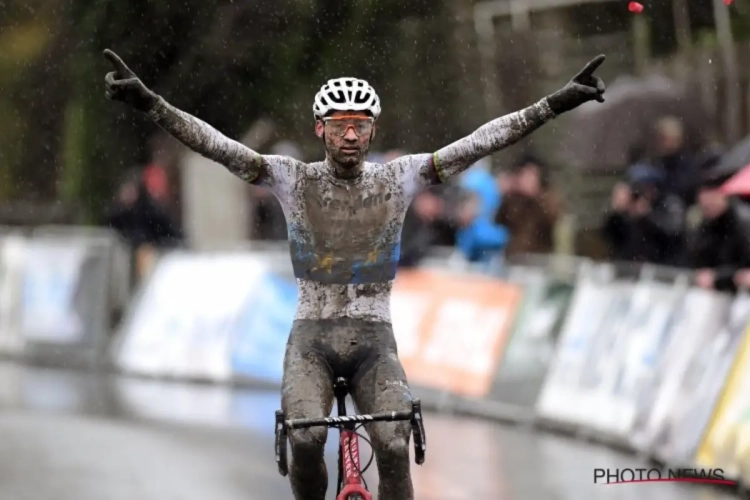 Wout Van Aert botst in Otegem opnieuw op een ijzersterke Mathieu van der Poel, die valpartij in het slot vermijdt