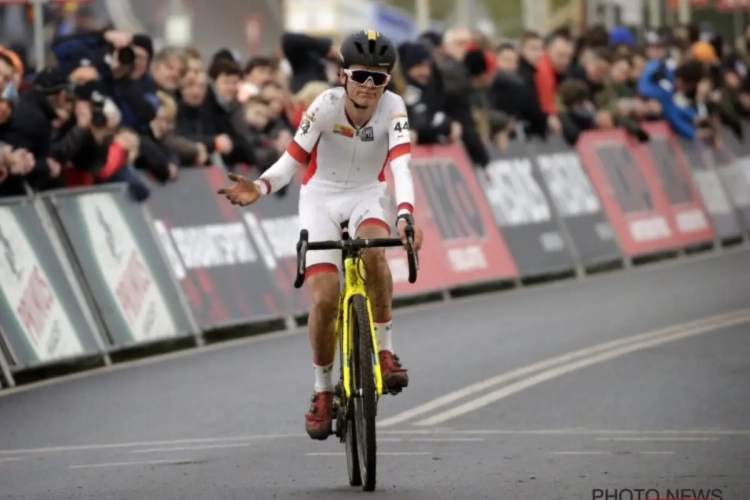 ?  Supertalent Tom Pidcock reed ondanks deze stevige valpartij nog naar de tweede plek in Hoogerheide