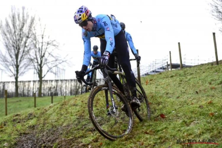 Parcoursverkenning ging niet helemaal goed voor Wout van Aert: "Ik ben stevig gevallen"