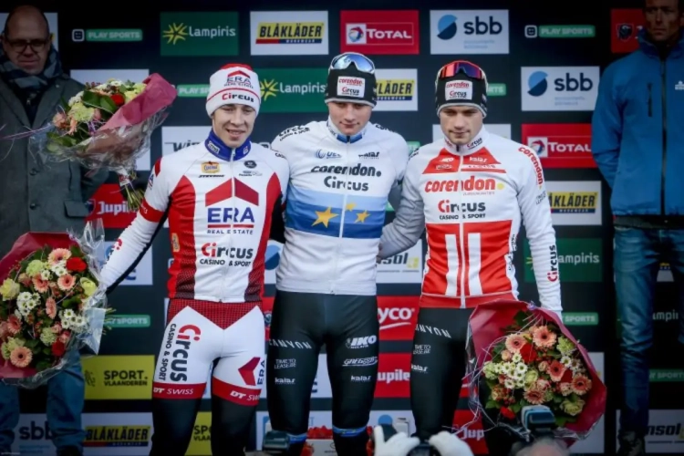 Mathieu van der Poel dolblij met podiumplaats van zijn broer: "Ik probeerde rekening te houden met David"