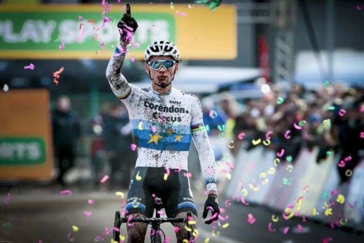 En daar is nummertje 28! Mathieu van der Poel zegeviert in Hoogstraten, Wout van Aert niet op podium