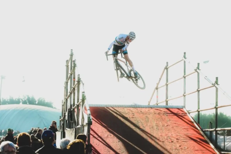 Geen van der Poel of van Aert op afsluiter van veldritseizoen