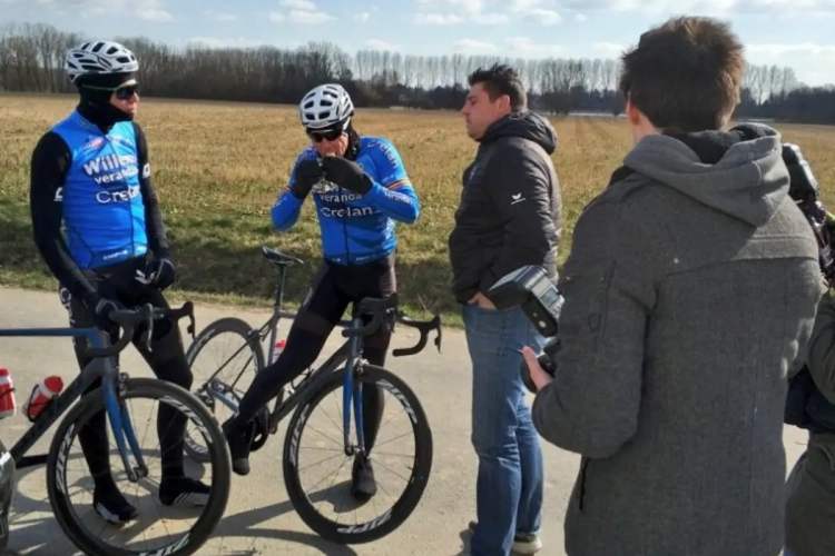 Van Aert verbaast op de kasseien van Parijs-Roubaix: "Dit ligt hem nóg beter dan de Omloop"