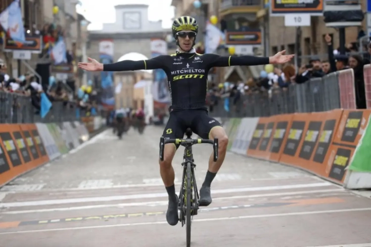 Adam Yates heerst op Muur van Filottrano, Benoot knap vierde én Kwiatkowski nieuwe leider