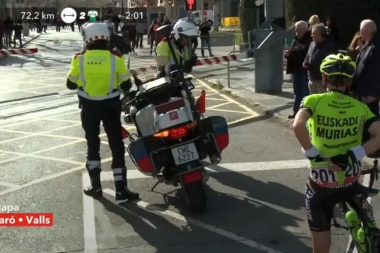 ? Hectiek in de Ronde van Catalonië: kopgroep stopt voor overweg, dus stopt peloton ook