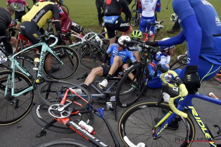 ? Enorme crash ontsiert E3 Harelbeke, Quick-Step en Lotto trekken door