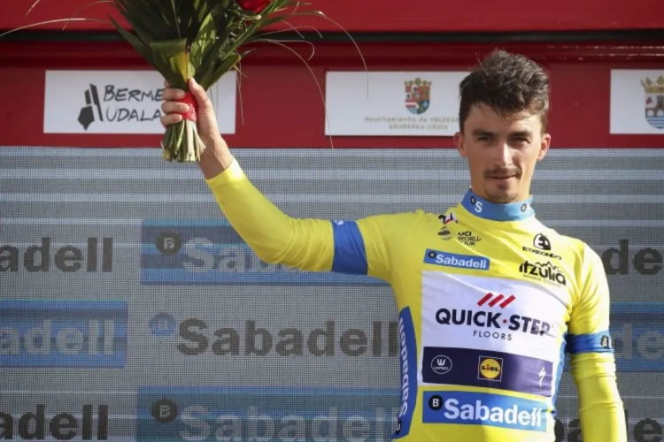 Man in vorm Julian Alaphilippe duidt zijn favorieten voor de Amstel Gold Race aan