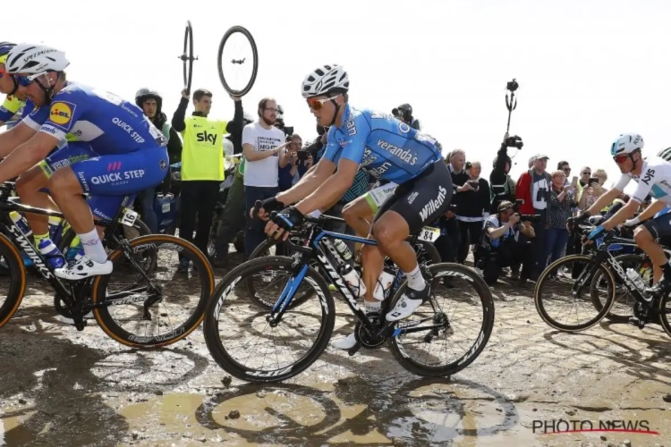 📷 'The Wolfpack' eert Michael Goolaerts met bloemen tijdens verkenning Parijs-Roubaix