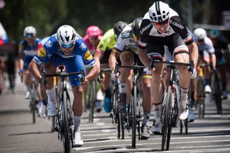 Zo close! Gaviria scoort hattrick in Californië na prangende millimeterspurt, Colombiaans supertalent van Sky eindwinnaar