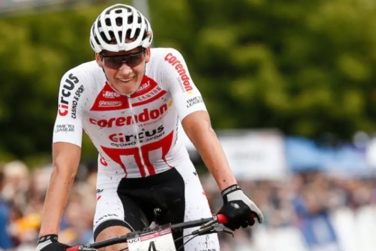 Mathieu van der Poel derde in Italiaanse mountainbikecross, winst is voor wereldkampioen