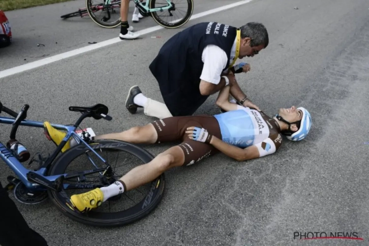 Romain Bardet moet het in het vervolg van de Tour zonder kamergenoot doen na sleutelbeenbreuk