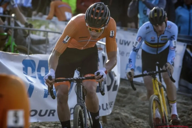 Wervelende start van Wout Van Aert, maar Mathieu van der Poel pakt ook op EK uit met demonstratie