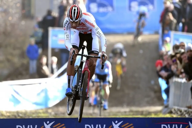 ? Tom Meeusen houdt zichzelf op spectaculaire wijze recht om in het spoor van Mathieu van der Poel te blijven