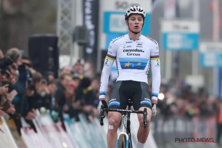 Winnaar Mathieu van der Poel legt uit hoe hij ten val kwam: "Knap dat Wout dat deed"