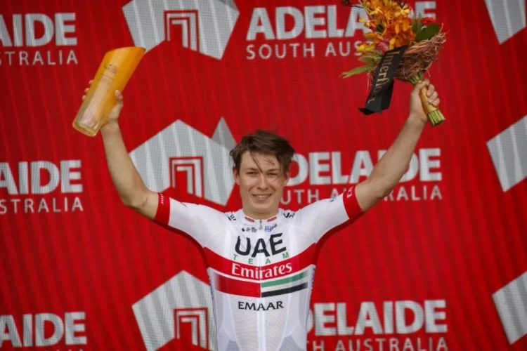 ? Toptalent Philipsen pakt eerste WorldTour-zege in Australië, Ewan gedeklasseerd