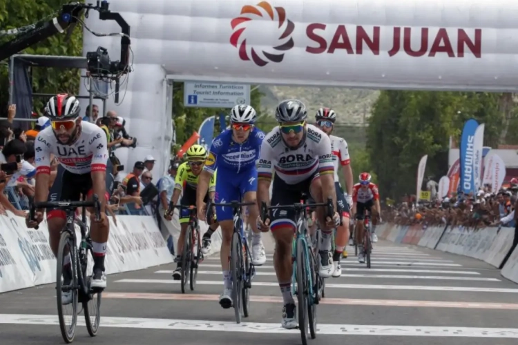 Fernando Gaviria wint eerste koninklijke sprint in Abu Dhabi