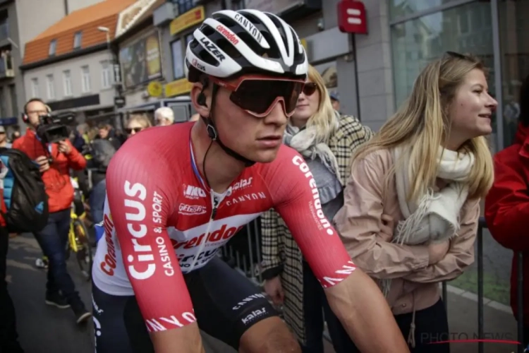 🎥 Veiligheid voorop: Mathieu van der Poel werkt op indrukwekkende wijze steentje weg met voorwiel