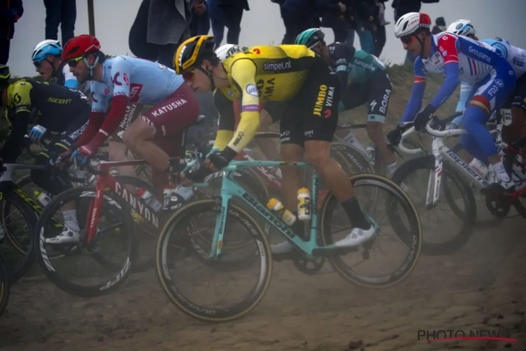 🎥 Pechdag voor Wout Van Aert? Eerst pech in het Bos, daarna deze schuiver over asfalt