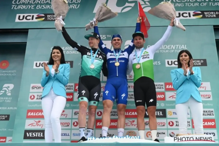 🎥 Laagste schavotje op het podium niet te min voor Cavendish: "We vieren het als een overwinning"