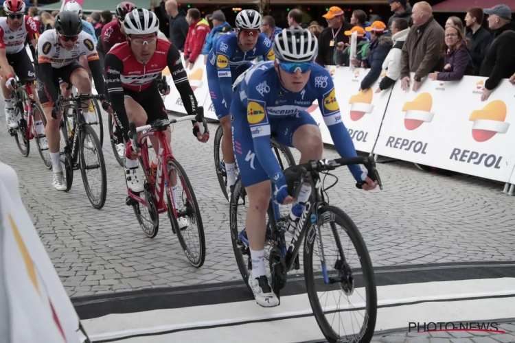 🎥 Remco Evenepoel beleeft moeilijk momentje op podium na zege van zijn team in sprintkoers