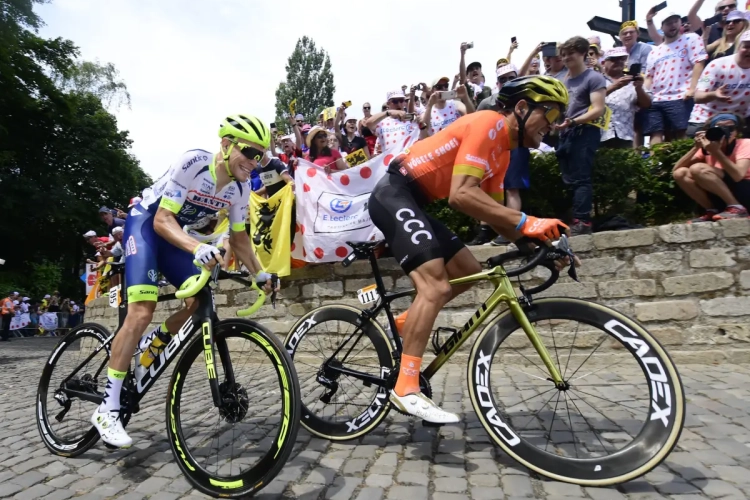 Greg Van Avermaet 'verrast' en mag na openingsrit al meteen het podium op in Brussel