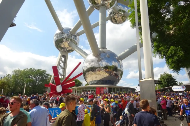 📷 🎥 Masaal opgekomen publiek leeft intens mee aan Atomium, Sagan-fans gaan uit hun dak