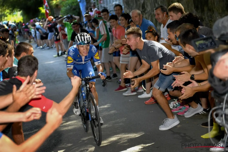 🎥 ONWAARSCHIJNLIJK: Remco Evenepoel ontsnapt aan botsing met onoplettende fietser in volle finale 