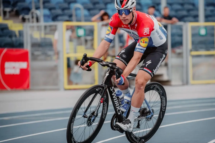 Daar is Fabio Jakobsen! Nederlander maakt na 7 maanden zijn wederoptreden in het peloton