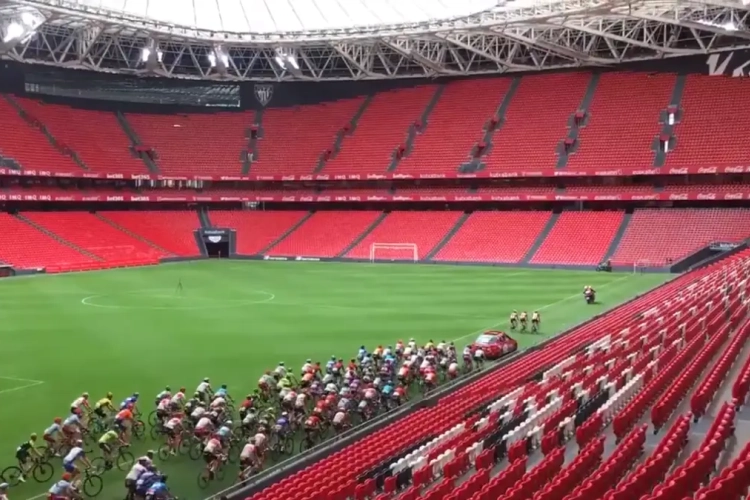 🎥 De dertiende etappe van de Vuelta vertrok op het veld van Atletic Bilbao... en dat leverde heerlijke beelden op